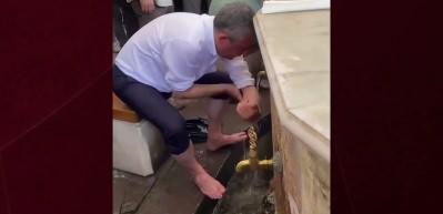 Yeni Parti Genel Başkanı &Ouml;zg&uuml;r &Ouml;zel'in abdest alırkenki g&ouml;r&uuml;nt&uuml;leri servis edildi