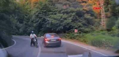 Bolu'da motosikletin otomobile &ccedil;arptığı kaza, ara&ccedil; i&ccedil;i kamerasında