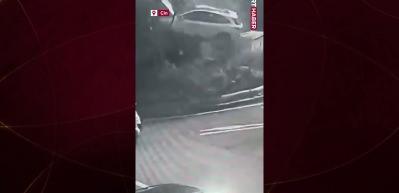 &Ccedil;in'de akılalmaz kaza: Kaldırıma &ccedil;arpan otomobil ağa&ccedil;la trafo arasında asılı kaldı!
