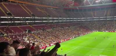 Galatasaray'da taraftardan y&ouml;netime sert tepki