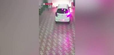 Hindistan'da feci kaza: Otomobil 7 metrelik asans&ouml;r boşluğuna d&uuml;şt&uuml;