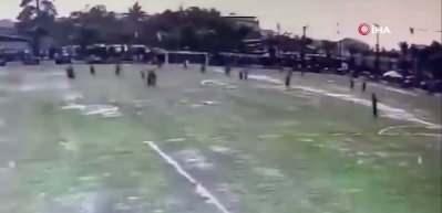 Ma&ccedil; oynanırken sahaya yıldırım d&uuml;şt&uuml;: 1 &ouml;l&uuml;, 9 yaralı