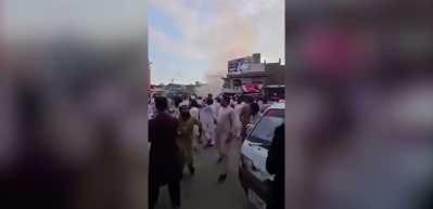 Pakistan'da polis karakolu &ouml;n&uuml;ndeki patlamada 14 kişi hayatını kaybetti