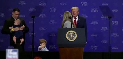 Trump sahnede &ccedil;ocuk peşinde koştu, mikrofonu alıp Biden&rsquo;a y&uuml;klendi!
