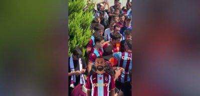 Salah karşılamasında g&uuml;ndem olan anlar! Galatasaray formasını &ccedil;ıkarttırdılar