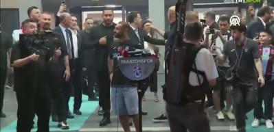 Trabzon'a  gelen Mohamed Salah'ı binlerce taraftar karşıladı