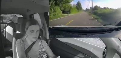 Trafikte telefon kullanan gen&ccedil; az kalsın bunu hayatıyla &ouml;d&uuml;yordu
