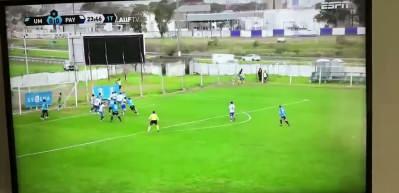 Futbol ma&ccedil;ında inanılmaz an! Top trafik kazasına neden oldu