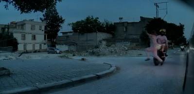 Adana'da motosikletin &ccedil;arptığı kadın, ayağa kalkıp koşarak uzaklaştı