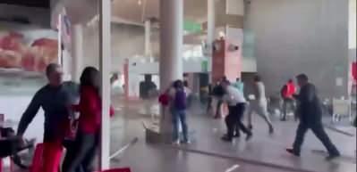 Depreme havalimanında yakalandılar! Tavan &uuml;stlerine &ccedil;&ouml;kt&uuml;, o anlar kamerada