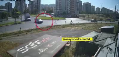 Direksiyon hakimiyetini kaybeden s&uuml;r&uuml;c&uuml; yayayı ezdi