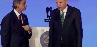 Erdoğan rozetini taktı, tarihe ge&ccedil;ti! AK Parti&rsquo;nin ilk S&uuml;ryani Başkanı