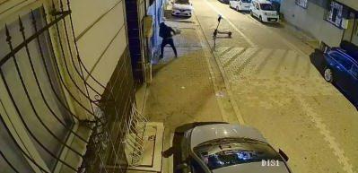 Esenyurt&rsquo;ta eski sevgili dehşeti: Scooter ile gelip binayı ateşe verdi