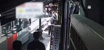 İstanbul'da tramvay yoluna devrilen bebek arabası y&uuml;rekleri ağza getirdi