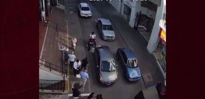Kolombiya'da bina &ccedil;&ouml;kme anı kamerada: Yayalar ve s&uuml;r&uuml;c&uuml;ler canını zor kurtardı