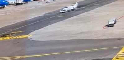 Milano Linate Havalimanı'nda hizmet aracı &ouml;zel jete &ccedil;arptı