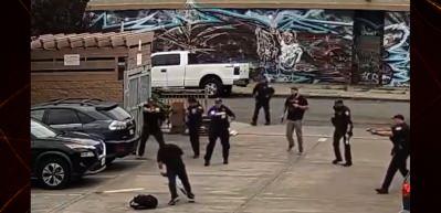 Mızrak taşıyan adama 8 polis birden m&uuml;dahale etti! ABD'deki feci &ouml;l&uuml;m kamerada