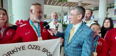 &Ouml;zel sporculardan tarihi başarı: İsve&ccedil;&rsquo;ten d&uuml;nya şampiyonluğuyla d&ouml;nen millilere g&ouml;rkemli karşılama!