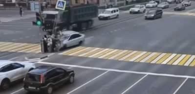 Rusya'da dehşet anları: Kontrolden &ccedil;ıkan ara&ccedil; ışıklardaki yayaları ezdi