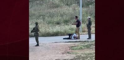 Batı Şeria'da Siyonist işgalcilerin zulm&uuml; kamerada! Ka&ccedil;ırıp g&ouml;zlerini bağladılar