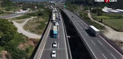 Anadolu Otoyolu'nda 12 ara&ccedil; birbirine girdi: 6 yaralı