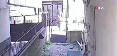 Bursa'da hurdacı bir evin demir kapısını s&ouml;k&uuml;p el arabasına y&uuml;kleyip g&ouml;t&uuml;rd&uuml;