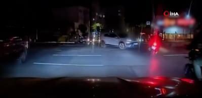 Bursa'da kırmızı ışıkta ge&ccedil;en otomobil motosiklete &ccedil;arptı
