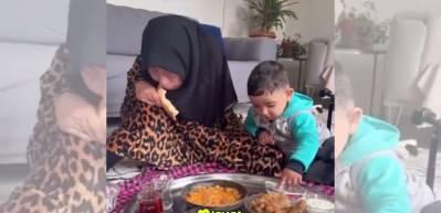 Engelli annenin evladına sevgisi y&uuml;rekleri ısıttı! Ekmeği ağzıyla ufalayıp &ccedil;ocuğuna yedirdi