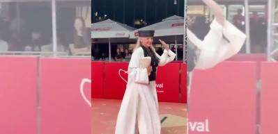 Hanka Paldum, Film Festivali'ne Filistin mesajıyla katıldı! Elbisesindeki detay dikkat &ccedil;ekti