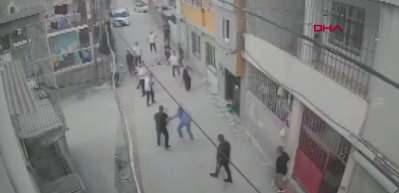 Kavgada otomobilini kalabalığın &uuml;zerine s&uuml;rd&uuml;: 1&rsquo;i ağır 4 yaralı