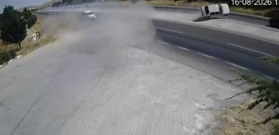 Konya'da yola fırlayan par&ccedil;a felaketi getirdi: 2 otomobil &ccedil;arpıştı, 2 &ouml;l&uuml;