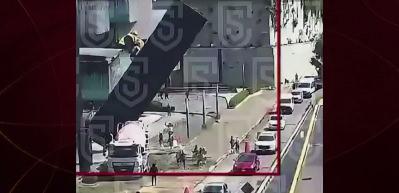 Meksika'da tonlarca ağırlıktaki metal blok otomobilin &uuml;zerine d&uuml;şt&uuml;: 1 &ouml;l&uuml;