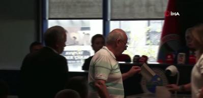 Menderes'in ardından &Ouml;zg&uuml;r &Ouml;zel'e soğuk duş! Yeni kurulan partide yaprak d&ouml;k&uuml;m&uuml;