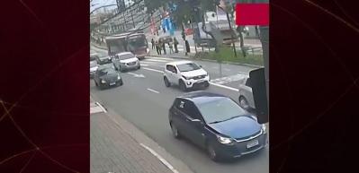 &Ouml;fkeli s&uuml;r&uuml;c&uuml; aynasına vuran bisikletliye dehşeti yaşattı