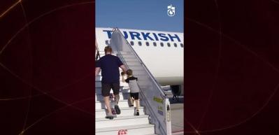 Salah'ı g&ouml;rmek i&ccedil;in İngiltere'den geldi: Minik Isaac'in hayali ger&ccedil;ek oldu