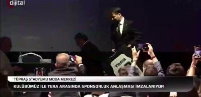 Serdal Adalı, k&uuml;rs&uuml;ye &ccedil;ıkarken dengesini kaybedip yere d&uuml;şt&uuml;