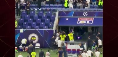Guendouzi&rsquo;ye saldıran Lyon antren&ouml;r&uuml; Fenerbah&ccedil;eli oyuncuları g&ouml;r&uuml;nce dondu kaldı