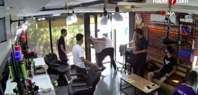 Berbere bı&ccedil;akla girdi, hayatının dayağını yedi