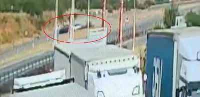 Gaziantep'te d&ouml;rt kişinin &ouml;ld&uuml;ğ&uuml; feci kaza saniye saniye g&uuml;venlik kamerasında!