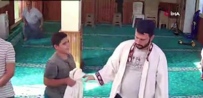 Namaz kılmaya gelen &ccedil;ocuğa imamdan sıcacık davranış