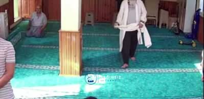 Şortla camiye gelen gence imamdan &ouml;rnek davranış! Takdir topladı