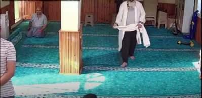 Şortla camiye gelen gence imamdan &ouml;rnek davranış! Takdir topladı
