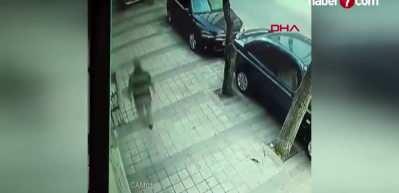 Sultangazi'de akılalmaz hırsızlık: Kadın kıyafetiyle girdiği evden altın &ccedil;aldı