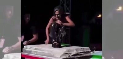 Yıldız Tilbe, kendisine yardım etmek isteyen g&uuml;venliği itti!