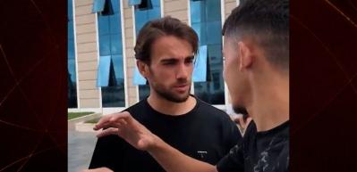 Yunus Akg&uuml;n'den kartal pen&ccedil;esi yapan taraftara tepki: Bu ne oğlum!