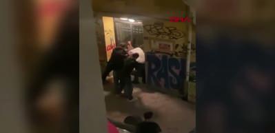 Beyoğlu'nda dehşet: 4 &ccedil;ocuk sokak ortasında gasbettikleri adamı tekme tokat d&ouml;vd&uuml;
