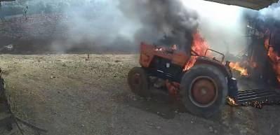 Antalya'da kendi kendine &ccedil;alışan trakt&ouml;r alev topuna d&ouml;nd&uuml;