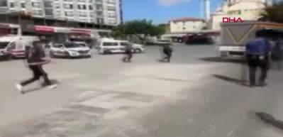 Esenler&rsquo;de kendini yaralayıp bı&ccedil;akla polislerin &uuml;zerine y&uuml;r&uuml;yen ş&uuml;pheli kamerada