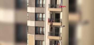 G&uuml;n&uuml;n kahramanı: Katları tırmanıp &ccedil;ocuğu &ouml;l&uuml;m&uuml;n kıyısından aldı