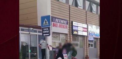 G&uuml;r&uuml;lt&uuml; kavgasında birbirlerine tekme tokat saldırdılar